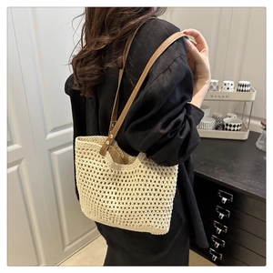 Détail du sac cabas en paille tissé main avec fine bandoulière en cuir PU marron