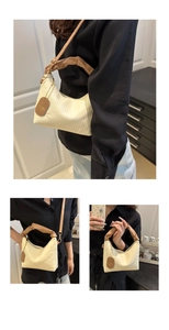 Détails du sac plissé crème montrant la texture ondulée et la bandoulière marron