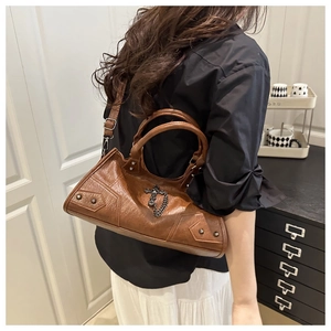 Sac bandoulière en cuir marron avec breloques croix en métal et sangles réglables