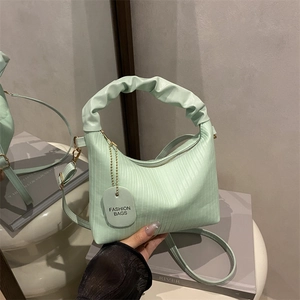 Sac à main carré vert menthe au design minimaliste avec texture plissée en similicuir