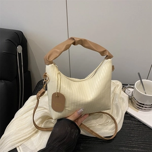 Sac à bandoulière plissé crème chic avec poignée nuage marron sur fond de soie