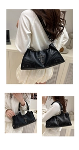 Gros plan du sac en cuir PU noir avec croix métallique, rivets et détails gothiques