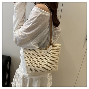 Gros plan du sac fourre-tout tissé crème avec anses en cuir marron et maille ajourée