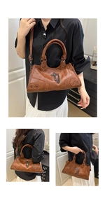 Détails du sac punk marron vintage avec croix décoratives, chaînes et rivets cloutés