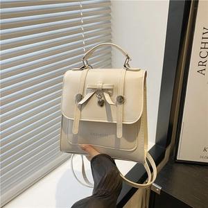 Zaino beige minimalista da donna con fiocco, ciondolo a cuore e manico superiore