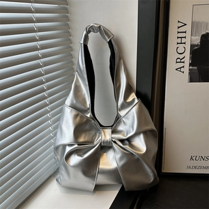 Sac à main argenté en forme de nœud avec finition miroir métallique et style minimaliste
