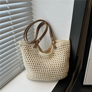 Sac fourre-tout en paille beige avec anses en cuir marron et rivets dorés