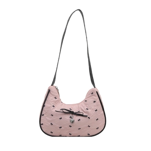 Borsa a spalla trapuntata rosa con stampe di fiocchi neri e ciondolo a cuore in metallo