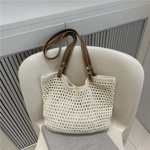 Grand sac cabas tressé avec bandoulières en cuir marron pour plage et vacances d'été