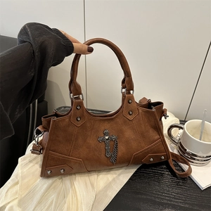 Sac bandoulière vintage marron avec pendentif en croix métallique et clous décoratifs