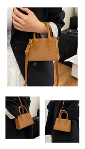 Dettaglio mini borsa a trapezio color cuoio con trama twill e manici cilindrici