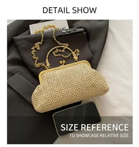 Dettaglio della borsa beige intrecciata con catena dorata e chiusura in metallo