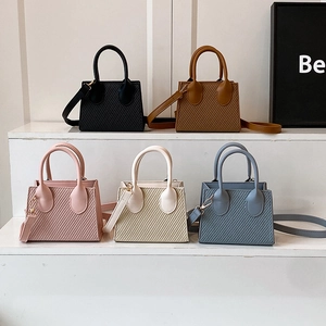 Mini borse a tracolla da donna con trama twill in cinque colori su piedistallo bianco