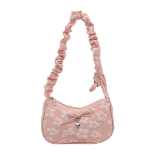 Elegante bolso de hombro rosa con bordado floral, asa rizada y detalle de dije corazón