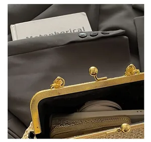 Gros plan sur le fermoir sphérique doré et la texture tressée du sac vintage
