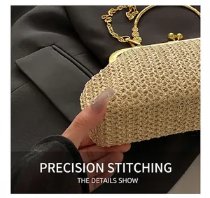 Dettaglio della trama intrecciata beige con manico ad anello dorato e catena metallica