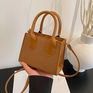 Petit sac à main marron en cuir et tissage avec poignée et fine bandoulière au style épuré