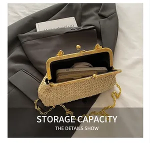 Dettaglio dell'interno spazioso della borsa in paglia beige con chiusura a sfera dorata