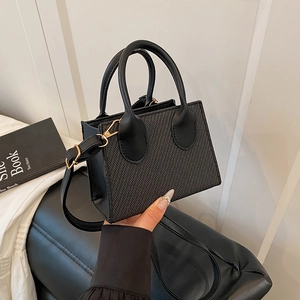 Mini sac bandoulière noir avec texture chevron grise et détails en métal doré