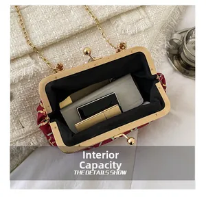 Détail de l'intérieur d'un sac à main rouge à paillettes avec chaîne dorée et rangement