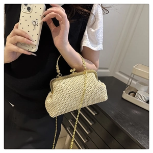 Détail du sac tissé vintage crème avec fermoir en métal doré et bandoulière chaîne