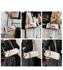 Viste dettagliate della modella con borse a tracolla con fiocchi in rosa e beige crema