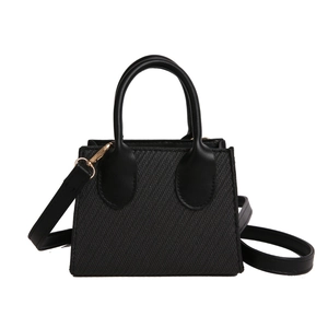 Borsa a mano trapezoidale nera minimalista con trama intrecciata e tracolla regolabile