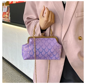 Détail de pochette lavande à paillettes avec cadre doré rétro et bandoulière chaîne