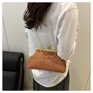 Détail d'un sac en paille vintage avec fermoir doré et texture tressée élégante
