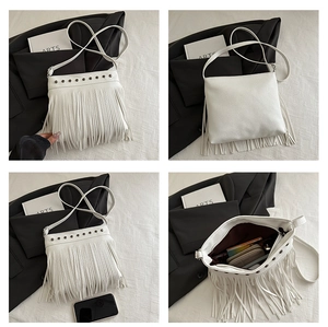 Vues détaillées du sac blanc à franges avec rivets métalliques et doublure intérieure