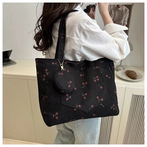 Détail du sac cabas en velours côtelé noir à imprimé cerise avec petit porte-monnaie assorti