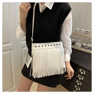 Vue détaillée du sac bandoulière blanc avec franges et rivets métalliques élégants
