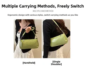 Détail du sac baguette vert texture crocodile en similicuir avec deux modes de port