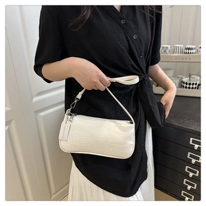 Vue détaillée de la texture crocodile blanc sur un sac à main tendance pour femme