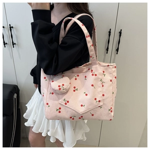 Détail du sac cabas en velours côtelé rose avec imprimés cerises et mini porte-monnaie