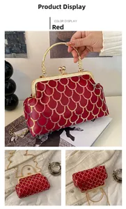Vue détaillée de la broderie de paillettes rouges et de la poignée dorée du sac