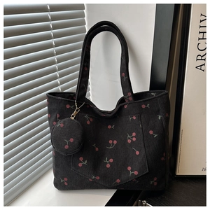 Vue détaillée du sac cabas en velours côtelé noir avec imprimé cerise et petite pochette