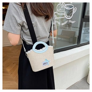 Sac seau en paille avec nœud bleu, bordure en dentelle et bandoulière réglable