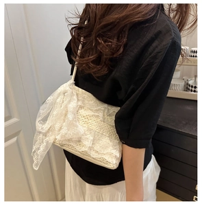 Détail du sac bandoulière en dentelle blanche avec mesh texturé et un nœud décoratif
