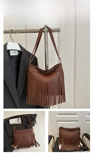 Vue détaillée du sac à bandoulière en cuir PU marron avec rivets métalliques et longues franges