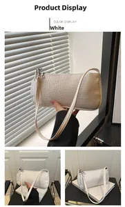 Détail du sac baguette blanc motif crocodile avec bandoulière en similicuir et fermeture