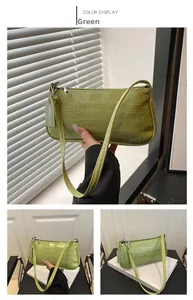 Vue détaillée du sac baguette vert aspect crocodile avec pampille décorative fashion