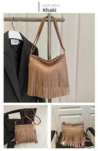 Détail du sac bandoulière en cuir PU kaki avec rivets vintage et franges de style bohème