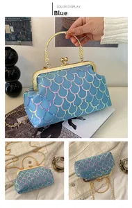 Détails du sac à main bleu à paillettes avec cadre doré vintage et bandoulière chaîne