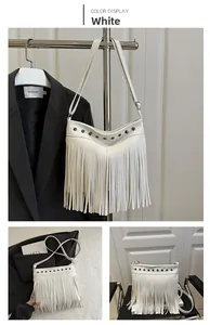 Détail du sac à bandoulière en cuir blanc avec clous métalliques et longues franges
