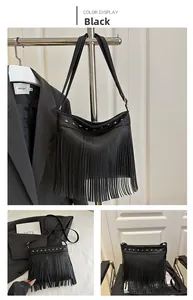 Détails du sac à franges noir avec rivets argentés et cuir avec texture de grain de litchi