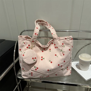 Sac cabas en velours côtelé rose à motif cerises avec petit porte-monnaie rond assorti