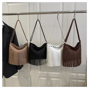 Détail des rivets et des franges sur les sacs hobo en kaki noir blanc et marron