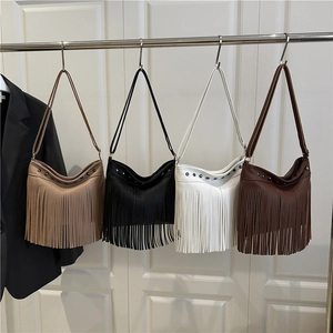 Sacs bandoulière style ethnique à franges en quatre couleurs avec détails rivets