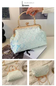 Détail du sac de soirée à paillettes vert menthe avec poignée dorée et chaîne en métal